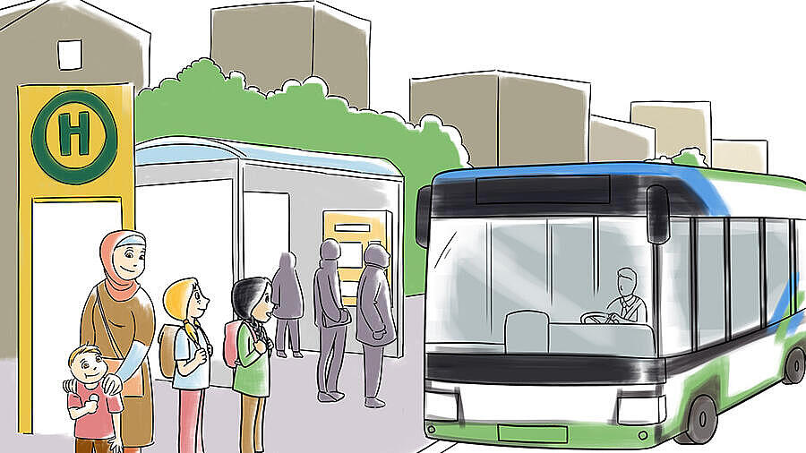 Eine Bushaltestelle in einer Stadt mit mehreren Personen, die in einer Reihe auf einen ankommenden Bus warten. Im Vordergrund steht eine Mutter mit Kopftuch, die ein Kind an der Hand hält.