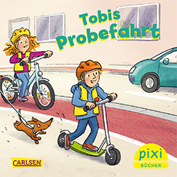 Ein Cover des Pixi-Buchs mit dem Titel "Tobis Probefahrt". Darauf sind zwei Kinder mit Helmen zu sehen, eines fährt einen Roller, das andere ein Fahrrad. Ein kleiner Hund rennt nebenher.